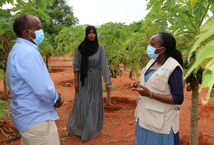 Lynette Watiti, right, Head of WFP’s field office in Wajir, speaks with Adan Rago from Wajir County and Farhiya Ahmed, secretary of the Habiba Farmers Group.